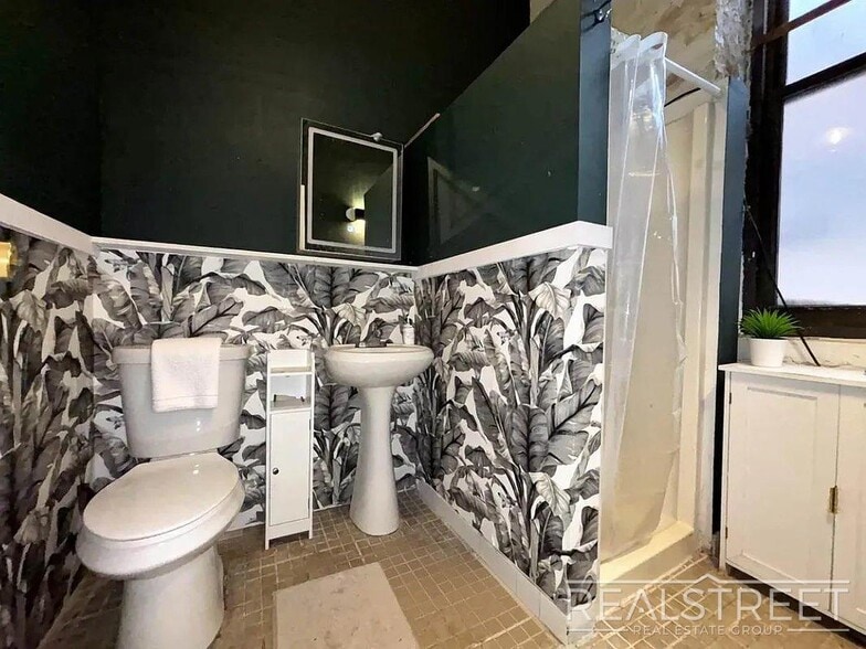 Building Photo - Hart St