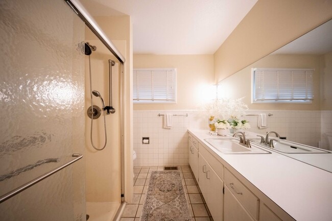 Building Photo - Mid-Century 3 Bedroom in Pine Valley Estates