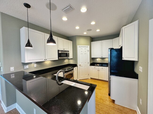 Building Photo - Spacious two-story island townhome in gate...