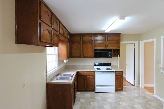 Building Photo - New On The Market!! Will not last long at ...