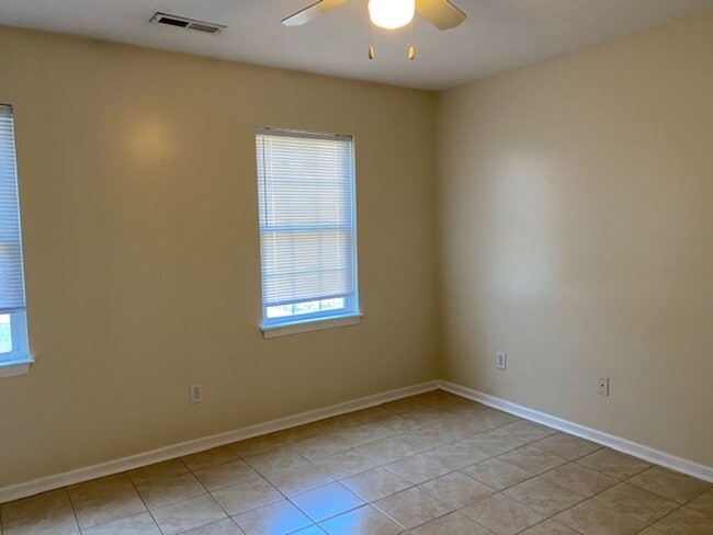 Building Photo - Home in Hillsdale