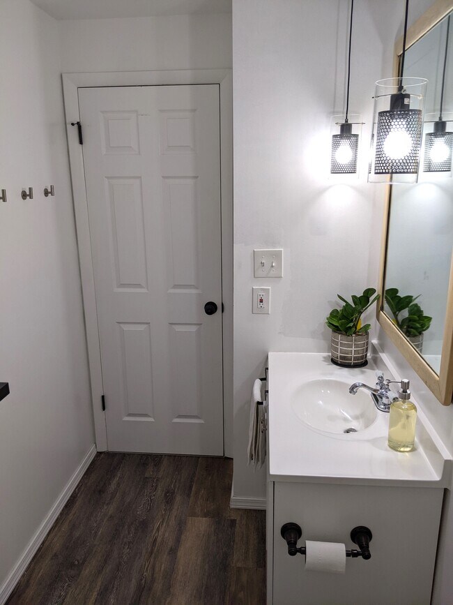 Upstairs Bathroom - 1820 N Afton Cir