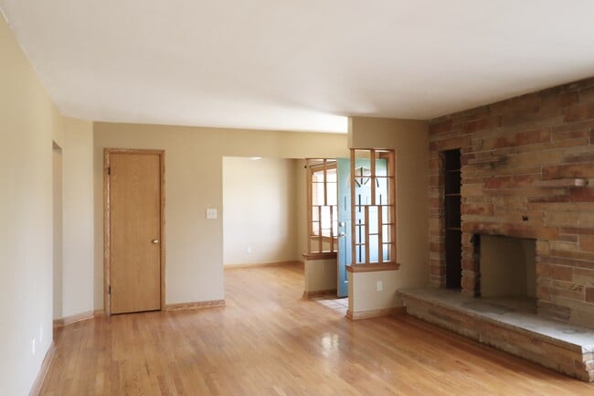 Building Photo - 5331 S La Salle Dr