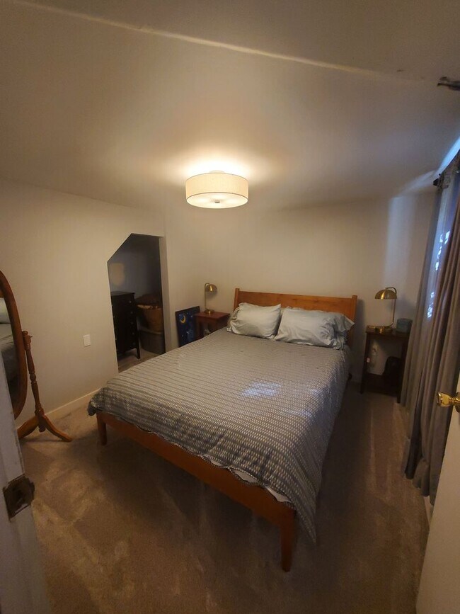 Building Photo - Charming 4 bed, 2 bath, fully fenced, cove...