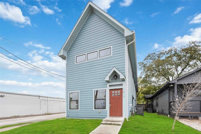Building Photo - 1617 Dumble St