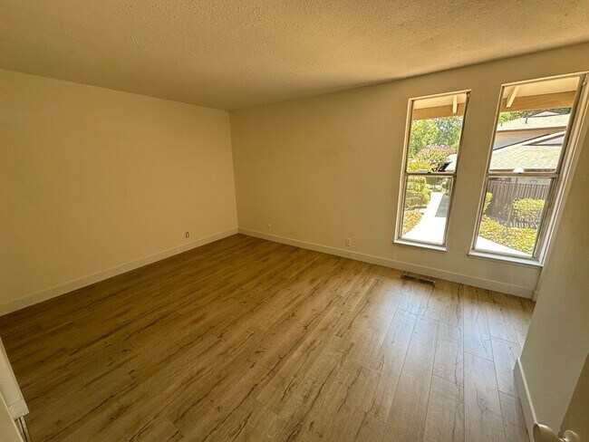 Building Photo - 2 Bed 1.5 Bath #B Unit In Roundtree