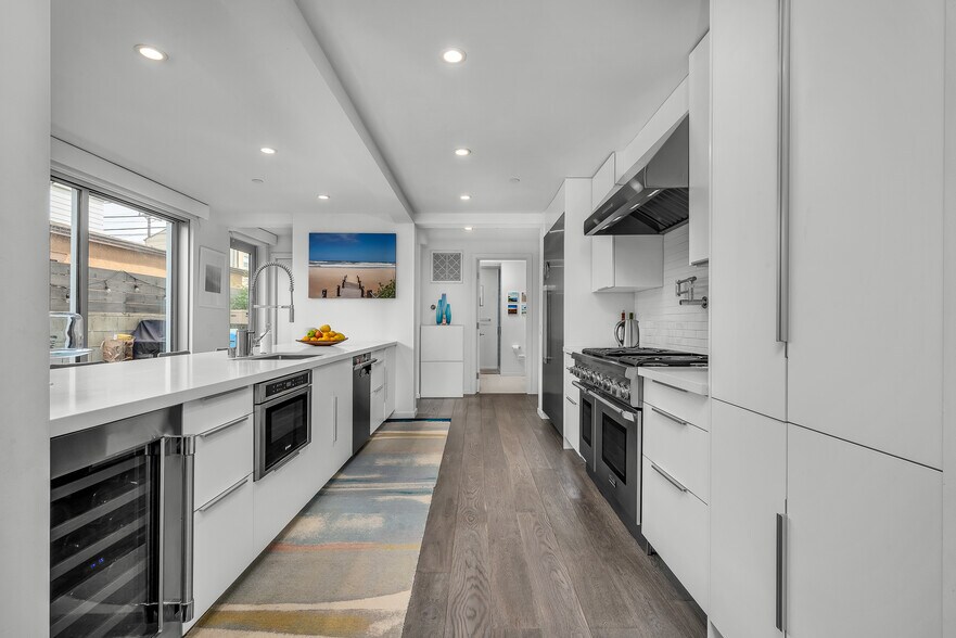 Incredible chef's kitchen - 718 Marine St
