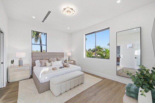 Building Photo - 1308 Avocado Isle