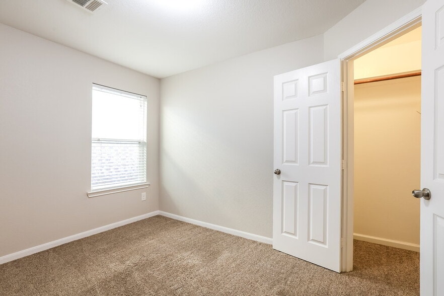 Building Photo - 21519 Kings Bend Dr