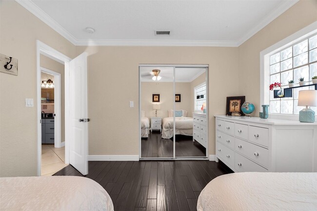 Building Photo - 3221 Seaward Dr