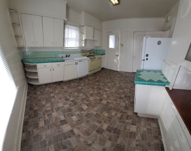 Building Photo - 2 bed 1 bath 1 car garage home cottage in ...