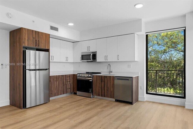 Building Photo - 2479 NE 192 St