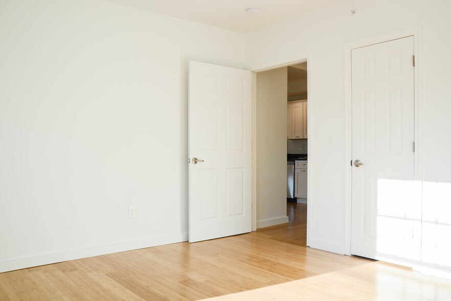 Building Photo - 548 Main St