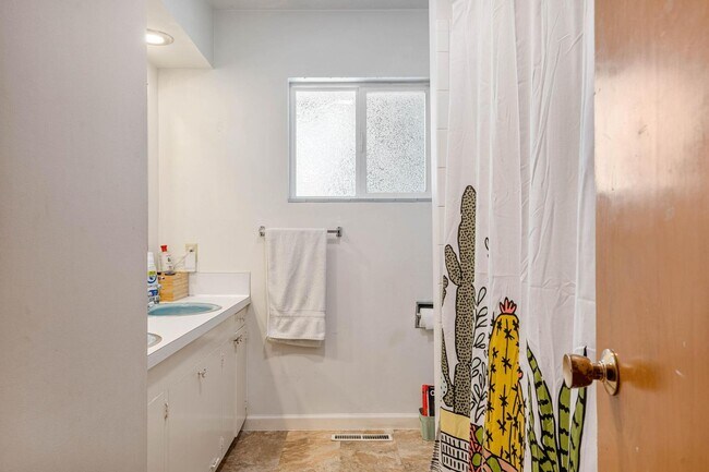 Building Photo - Charming 3-bdrm/2-bath Mid-Century ranch—A...