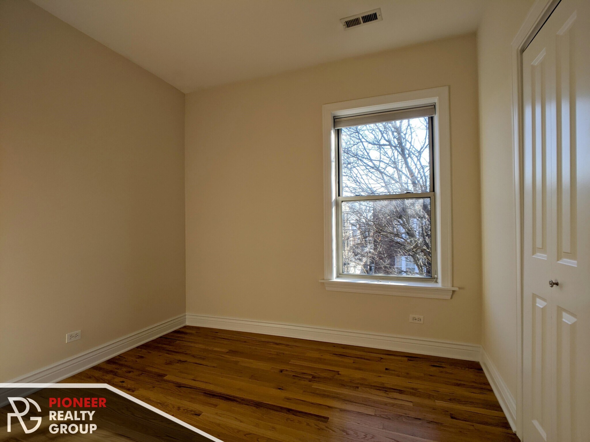 Building Photo - 1204 W Waveland Ave