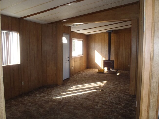 Building Photo - Country living