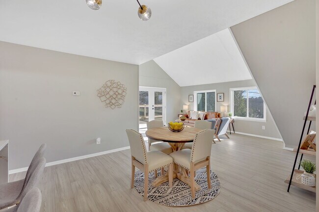 Building Photo - 916 Starling Dr