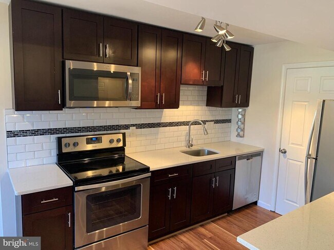 Building Photo - 2 Normandy Square Ct