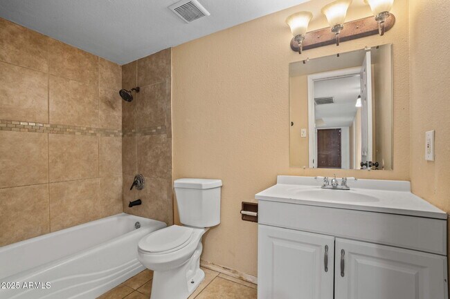 Building Photo - 2534 E Randall Dr