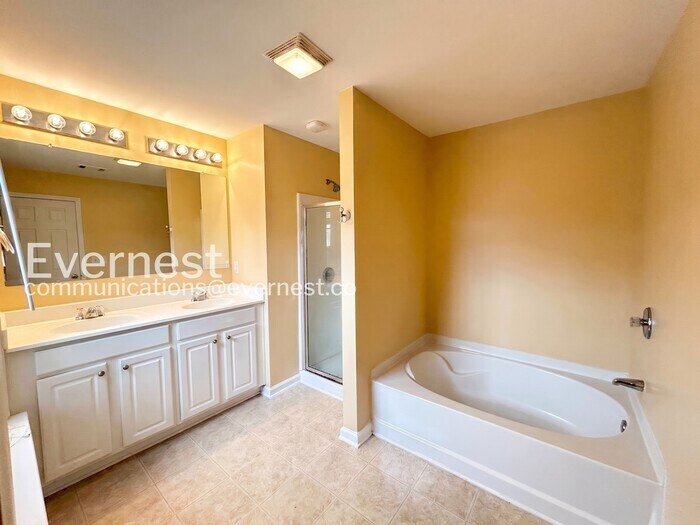Building Photo - 2395 Mayfair Dr