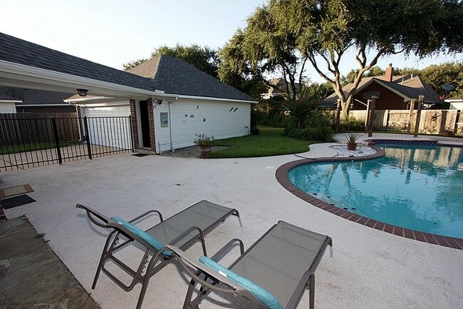 Building Photo - 1615 Greenleaf Oaks Dr