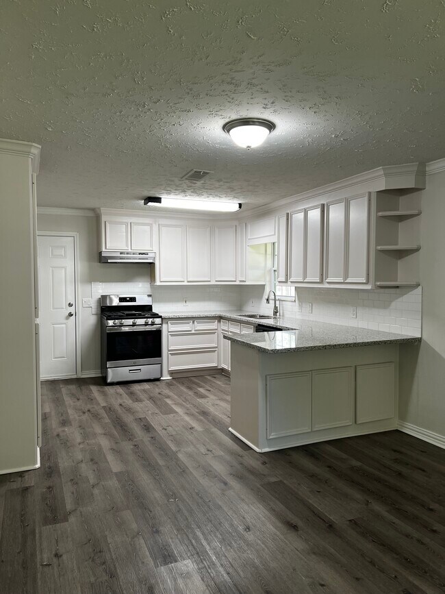 Building Photo - 230 N Holly Ave