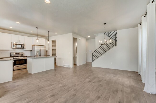 Building Photo - 4 Bedroom 3 Bathroom Home in Eagle Mountain!