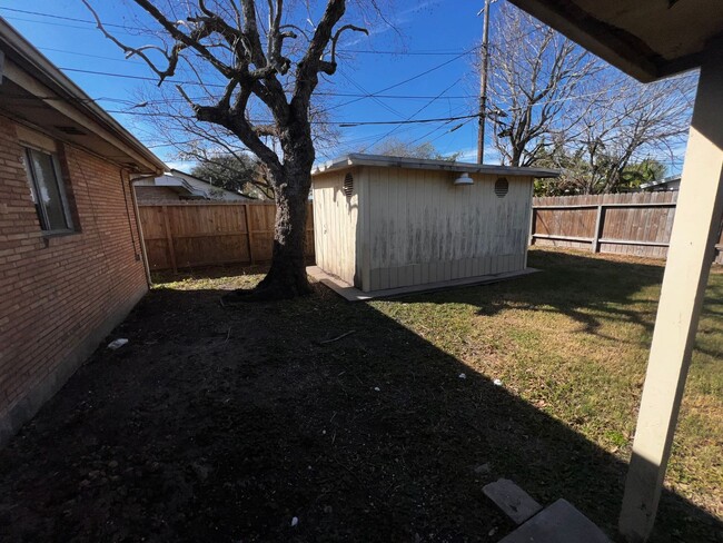 Building Photo - Nice Home located just off of SPID and Air...