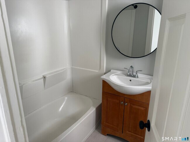 Building Photo - 159 Hickory St