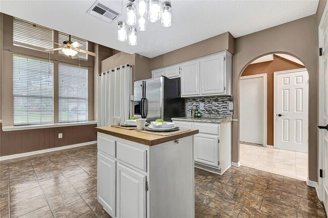 Building Photo - 15131 Cranbourne Dr