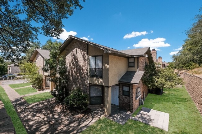 Building Photo - Renovated Condo with Great Location