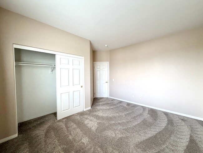 Building Photo - Spacious 5 Bedroom Wolf Creek Home with Balcony, Loft & Secondary Kitchen