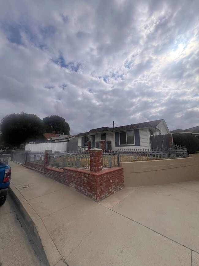Building Photo - Beautiful 3 Bed / 2 Bath Home with Detached Bonus Space