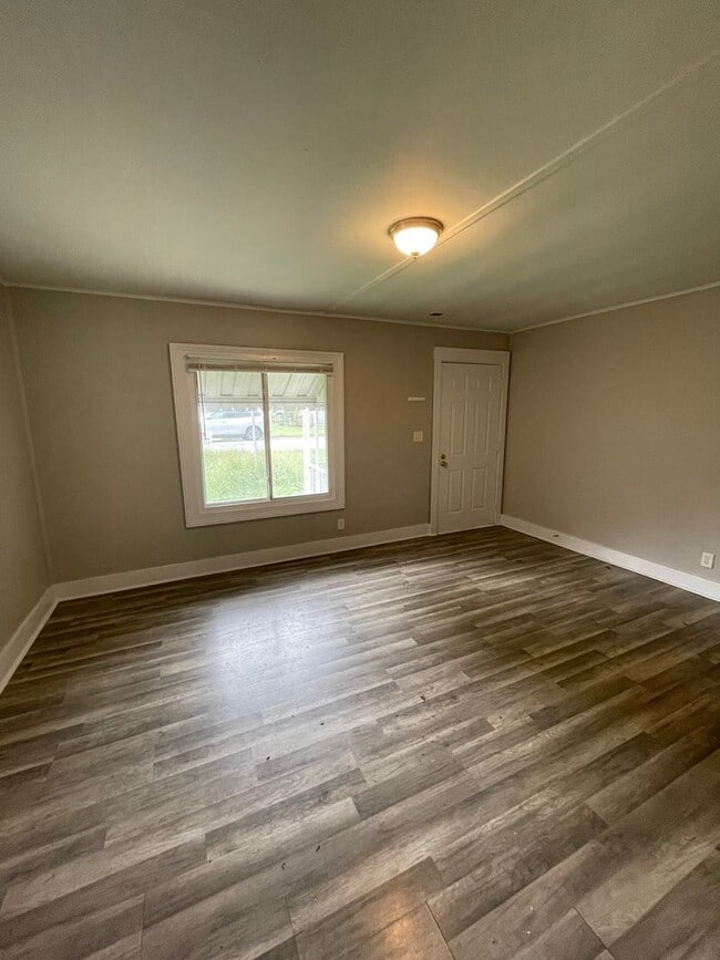 Building Photo - 3 Bedroom Home with Backyard and Garage - ...