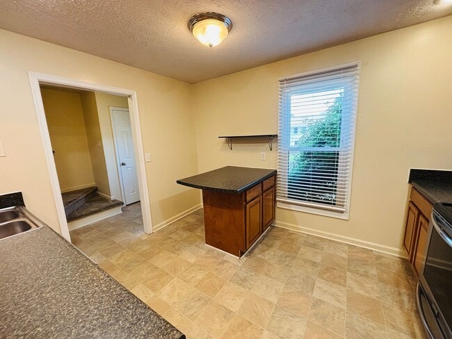 Building Photo - 3 Bedroom 1 full and 2 half bath Townhouse