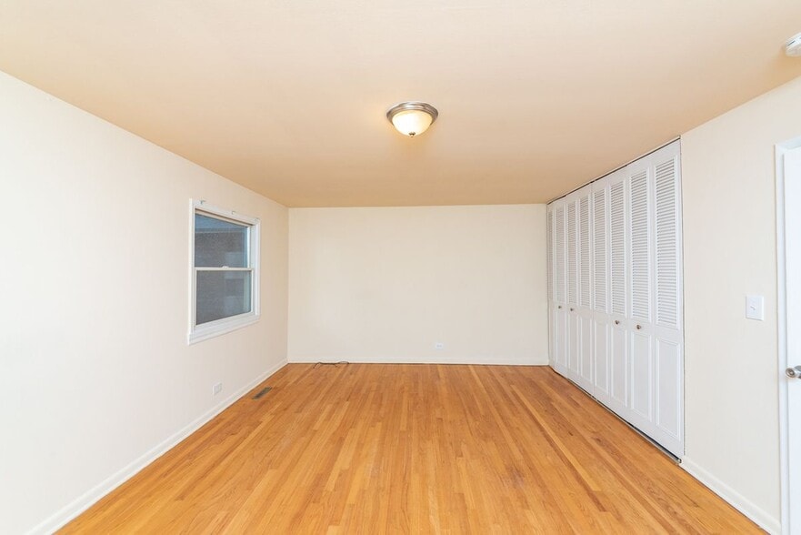 Building Photo - 820 N Milwaukee Ave