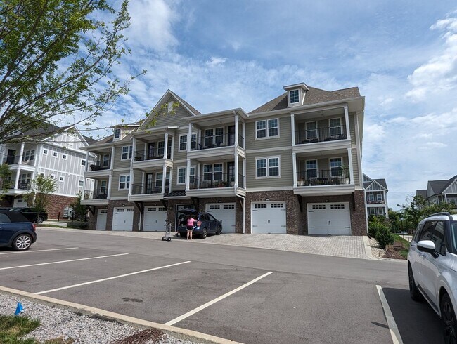 Building Photo - AVAILABLE NOW! 2-Bed/2-Bath Condo in Franklin