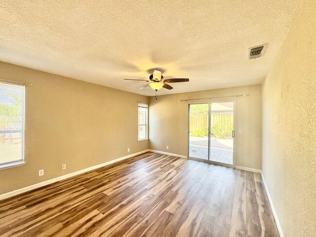 Building Photo - Beautiful 4 Bedroom Single Story For Rent In Roseville!