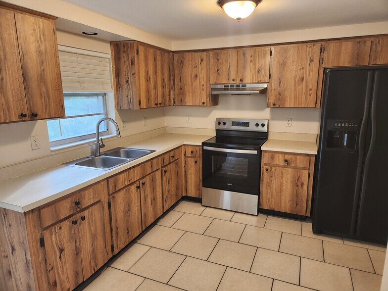 Building Photo - 2906 Cedaridge Dr
