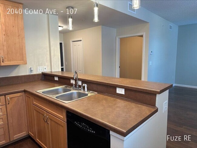 Building Photo - 2040 Como Ave