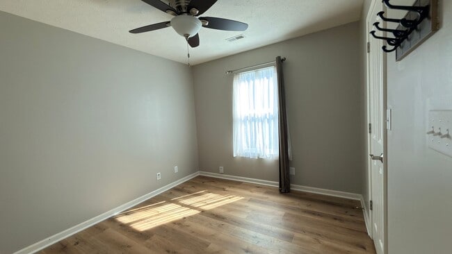 Building Photo - Spacious 3 Bed 2 Bath w/office