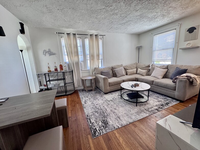 Large Livingroom - 136 Rothwell Ave
