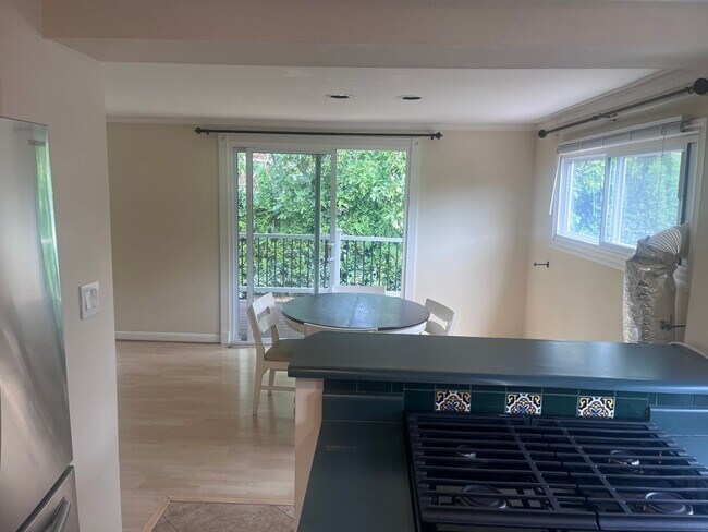 Building Photo - Multnomah Village 2 bedroom cottage delight