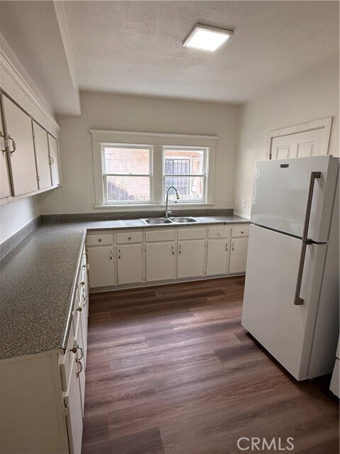 Building Photo - 860 W 56th St