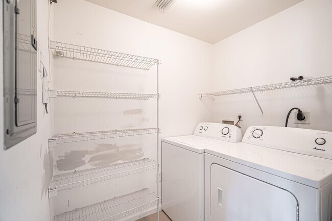 Building Photo - 5840 W Sample Rd