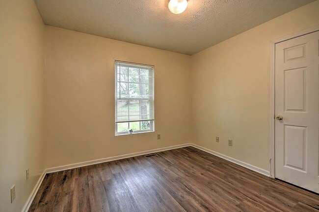 Building Photo - 303 Moorland Dr