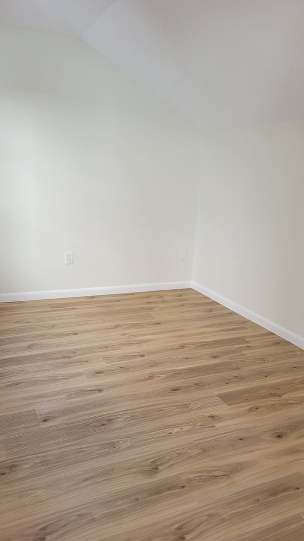 Building Photo - Annual unfurnished RENOVATED 3/2 townhome ...