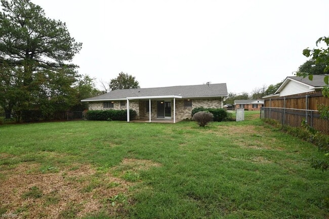 Building Photo - Updated 3BR/2BA Brick Home with Granite Kitchen & Fenced Yard — Kaufman ISD