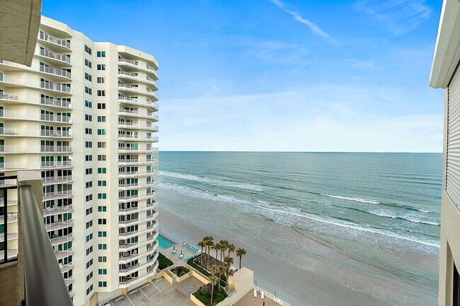 Building Photo - Spacious Oceanfront Condo