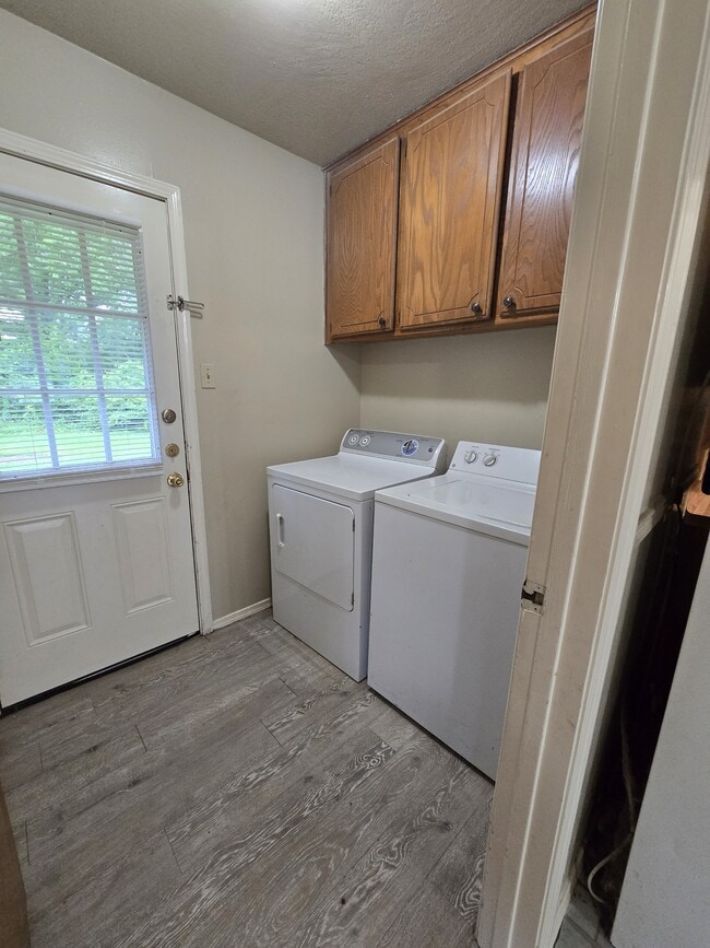 Building Photo - 16044 Pawnee Dr